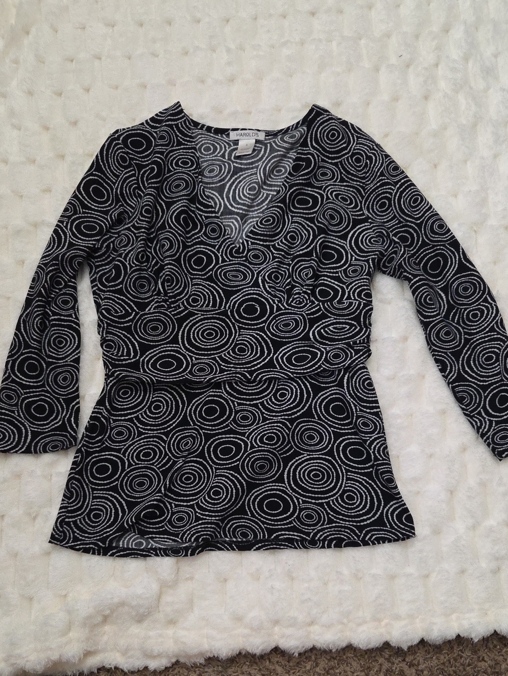 Harold's Black & White Swirl V-Neck Long Sleeve Top